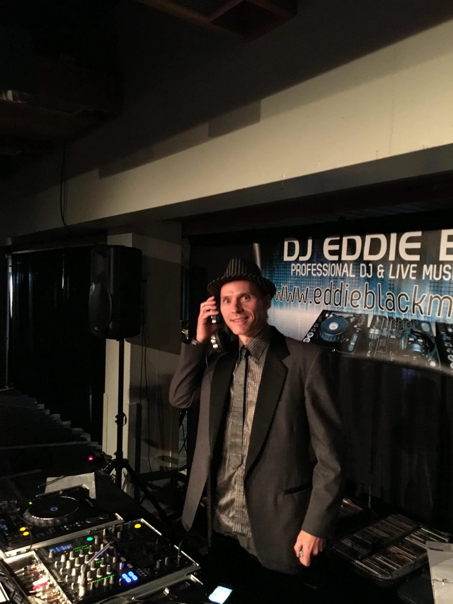 DJ Eddie Black — Calgary's premier mobile DJ and MC at his professional turntables setup